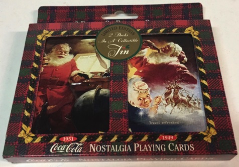 02543-3 € 12,50 coca cola ijzeren blikje met 2 stokken speelkaarten kerstman aan bureau en drinkend